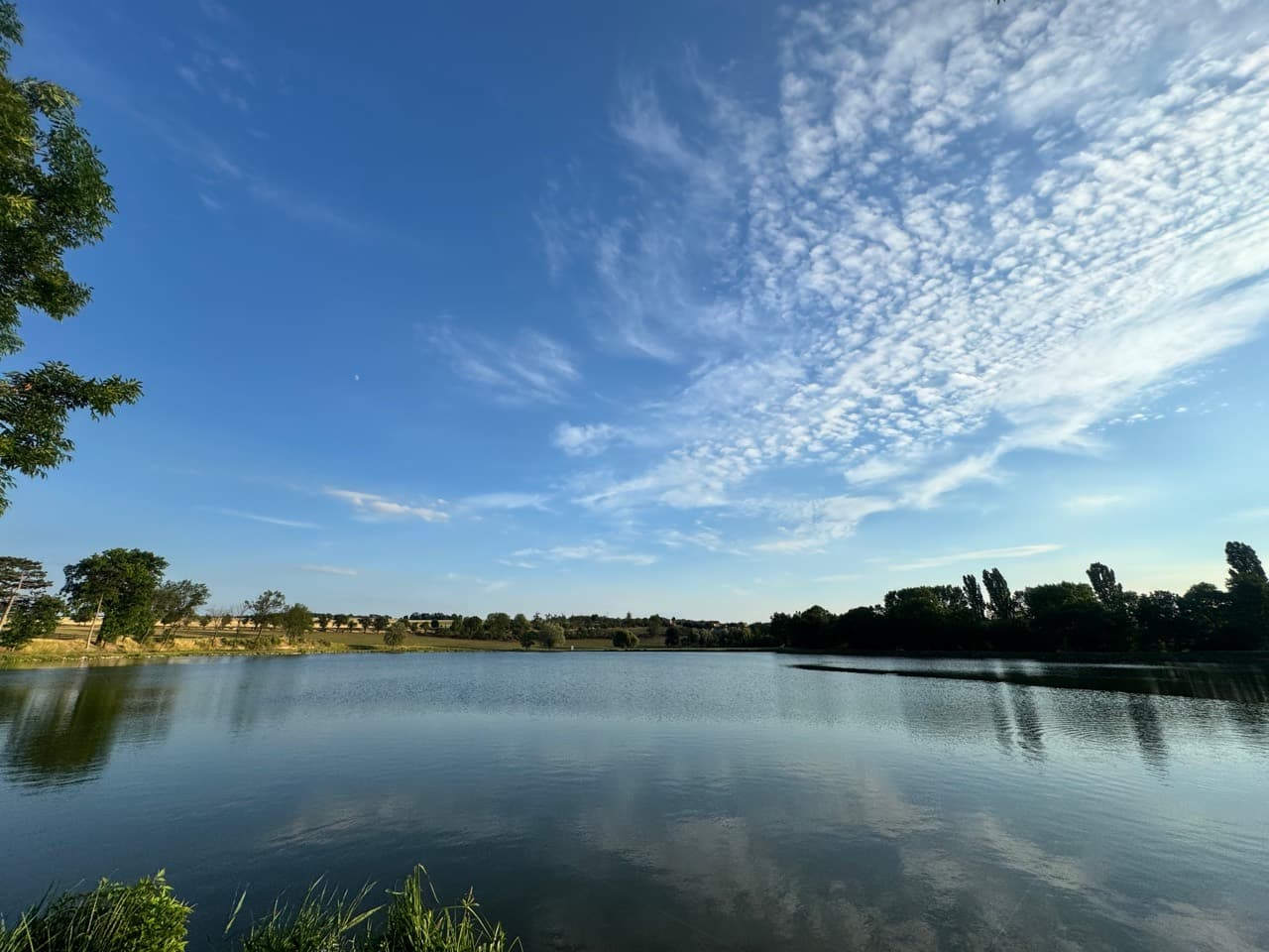 Hladina a obloha nad Rybníkem u Jelena